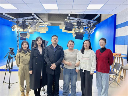 beat365英国官网艺术学院 师生代表团参观学习河北大学超高清录课室