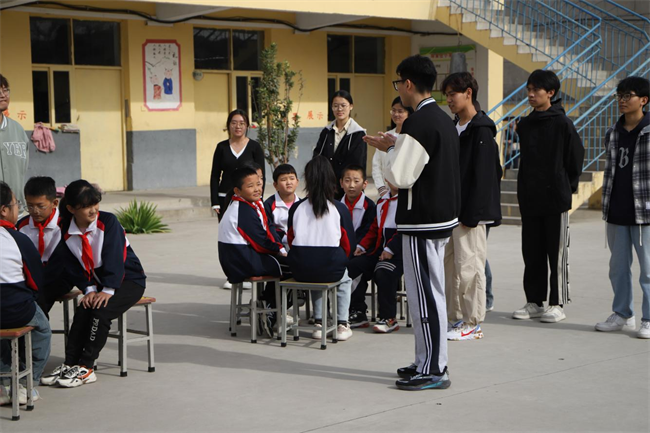 勇担时代使命 传递教育力量——beat365官网教育学院师生走进郑家庄小学开展教学实践活动