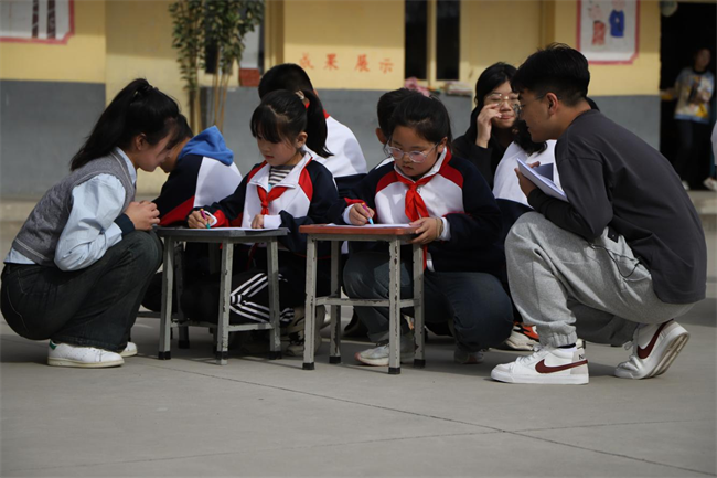 勇担时代使命 传递教育力量——beat365官网教育学院师生走进郑家庄小学开展教学实践活动