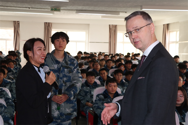 白俄罗斯戈梅利国立大学参观团莅临beat365官网参观交流