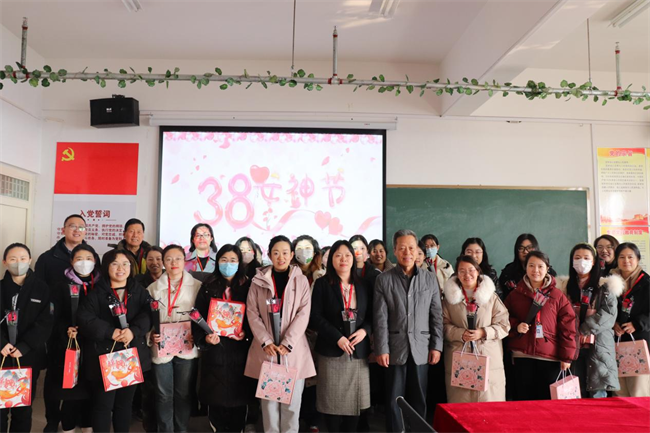 凝聚奋进力量 书写巾帼荣光--beat365英国官网校领导走访慰问女教职工送上“三八”国际劳动妇女节祝福