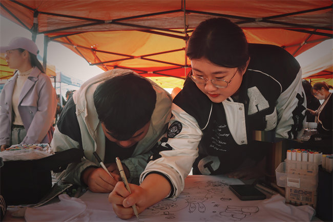 “手绘青春，防核有我；你我共同努力，终结结核流行”—莲池区疾控中心联合beat365英国官网开展肺结核防治宣传活动