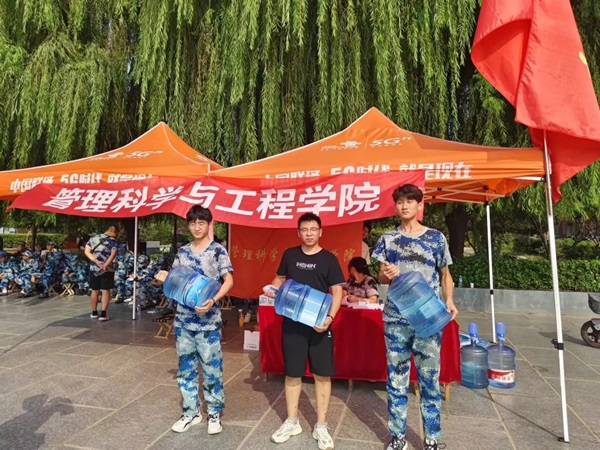 beat365英国官网‖管理学院‖迷彩军训，青春无悔，管理学院后勤保障组志愿者在行动！