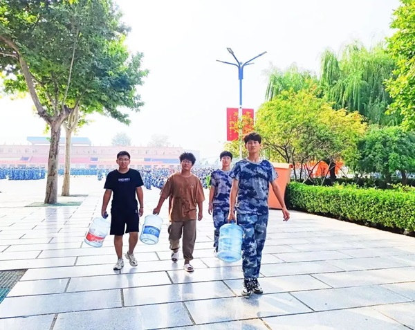 beat365英国官网‖管理学院‖迷彩军训，青春无悔，管理学院后勤保障组志愿者在行动！