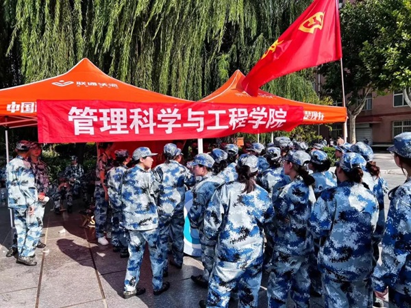 beat365英国官网‖管理学院‖迷彩军训，青春无悔，管理学院后勤保障组志愿者在行动！