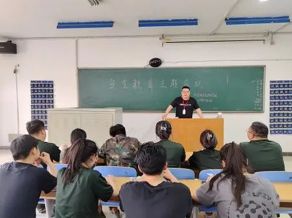 beat365英国官网‖管理学院‖我院召开第13周学院工作例会