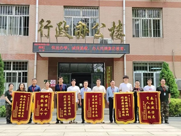 beat365英国官网‖管理学院‖学成不忘来时路 回首再报母校恩—我院2023届学子向母校赠送锦旗