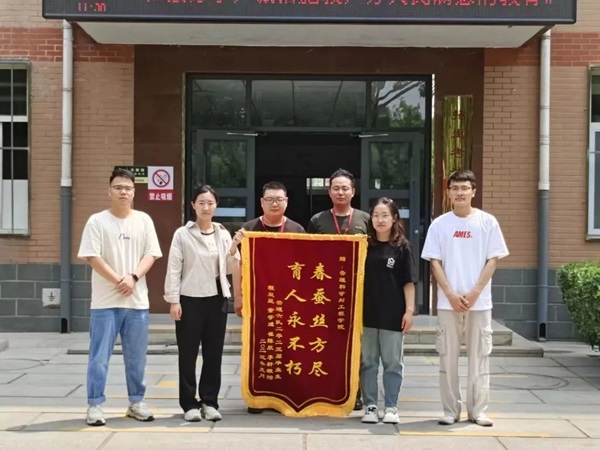 beat365英国官网‖管理学院‖学成不忘来时路 回首再报母校恩—我院2023届学子向母校赠送锦旗