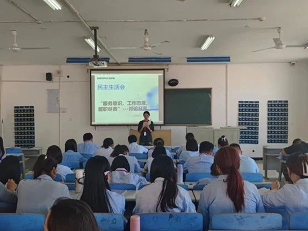 beat365英国官网||管理学院||我院召开“服务意识、工作态度、履职尽责”大讨论活动 –-分享会