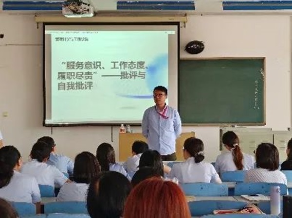 beat365英国官网||管理学院||我院教师在“服务意识、工作态度、履职尽责”大讨论民主生活会展开批评与自我批评