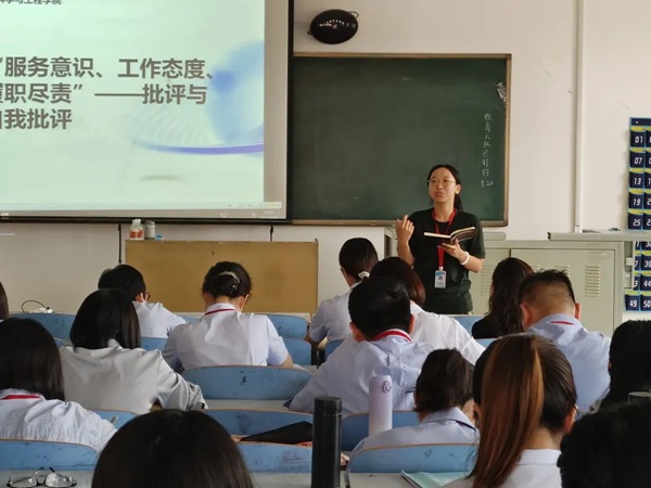 beat365英国官网||管理学院||我院教师在“服务意识、工作态度、履职尽责”大讨论民主生活会展开批评与自我批评