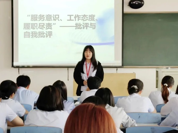 beat365英国官网||管理学院||我院教师在“服务意识、工作态度、履职尽责”大讨论民主生活会展开批评与自我批评