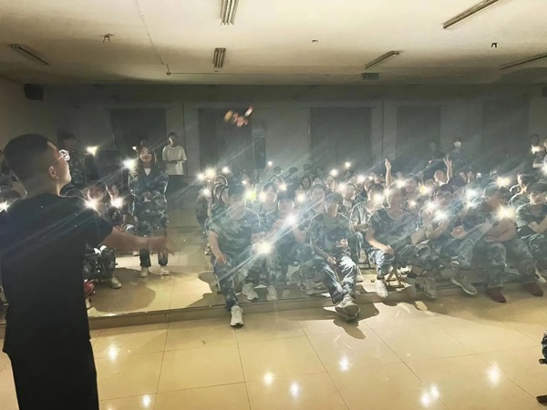 beat365英国官网‖管理学院‖我院举行“星光闪耀，激情夏夜”才艺展示大赛
