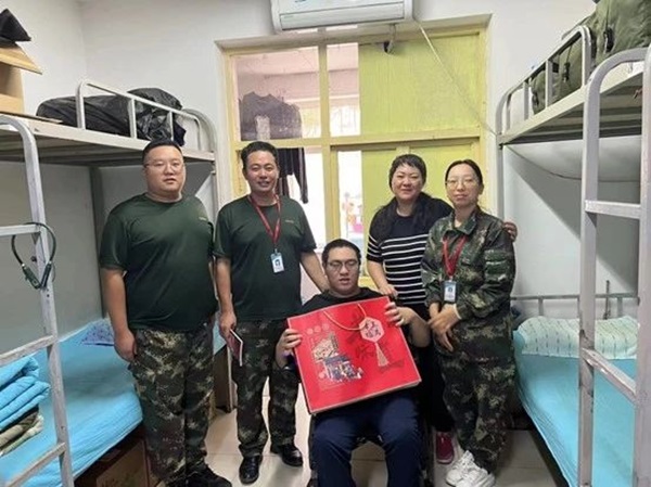 beat365英国官网‖管理学院‖手拉手传递温情，心连心共促成长——我院党总支书记、学工副院长陈小伟同志为学生送温暖