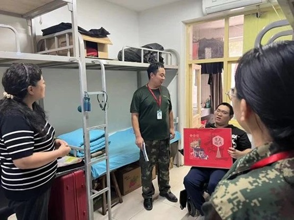 beat365英国官网‖管理学院‖手拉手传递温情，心连心共促成长——我院党总支书记、学工副院长陈小伟同志为学生送温暖