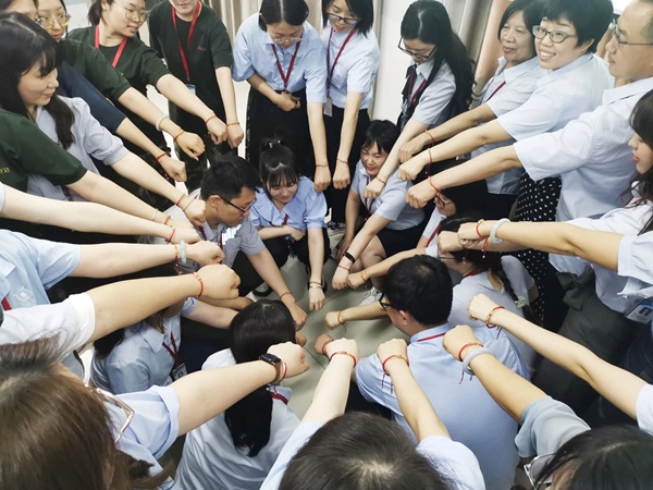 beat365英国官网||管理学院||端午送福利 关怀沁人心——我院为教职工发放端午节礼品