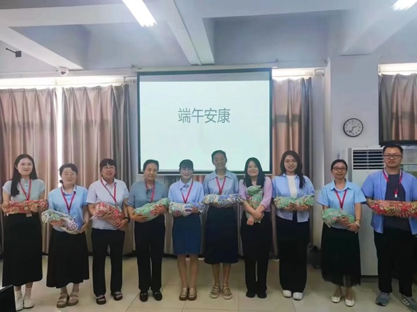 beat365英国官网||管理学院||端午送福利 关怀沁人心——我院为教职工发放端午节礼品