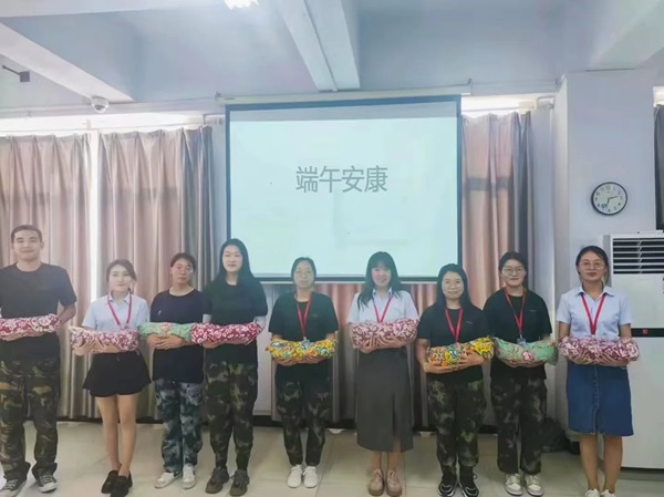 beat365英国官网||管理学院||端午送福利 关怀沁人心——我院为教职工发放端午节礼品