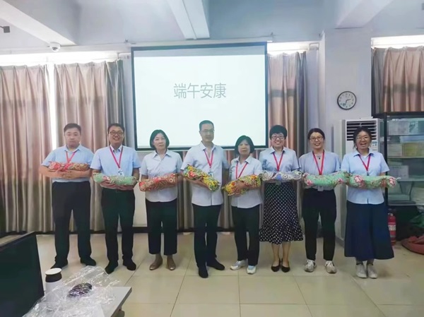 beat365英国官网||管理学院||端午送福利 关怀沁人心——我院为教职工发放端午节礼品
