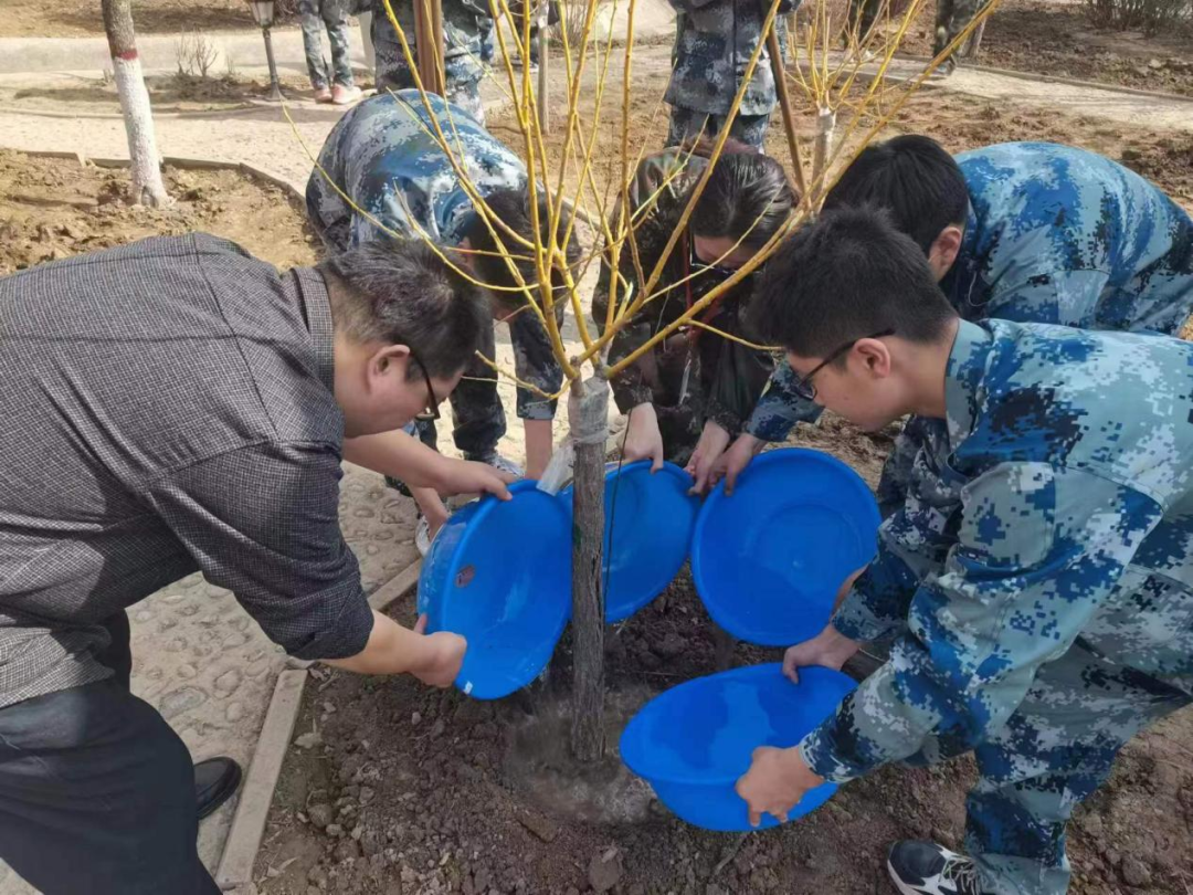 beat365英国官网|管理学院|手植绿茵 播洒希望