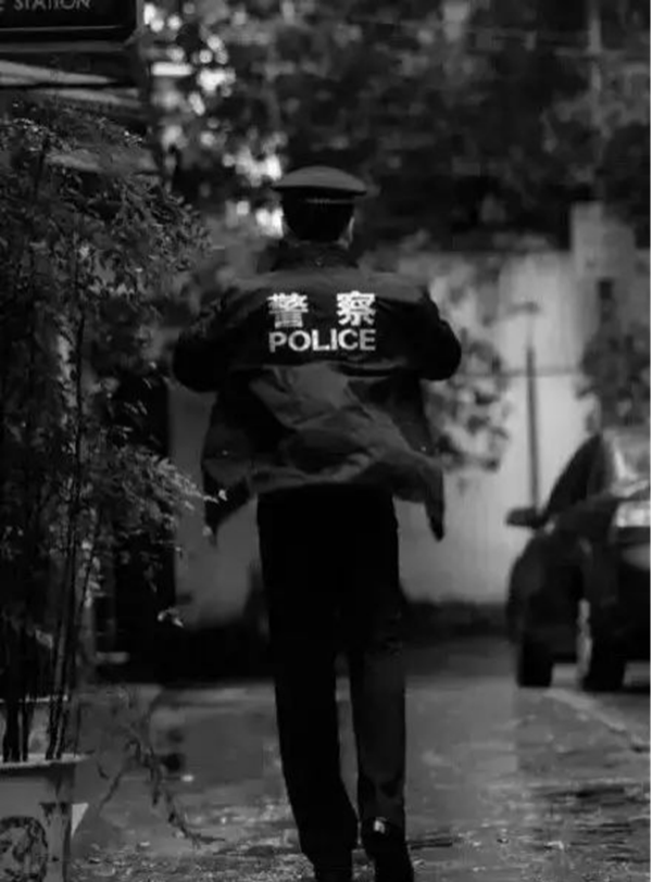 beat365英国官网‖管理学院‖赤胆忠心，让我们向中国人民警察致敬！