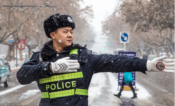 beat365英国官网‖管理学院‖赤胆忠心，让我们向中国人民警察致敬！