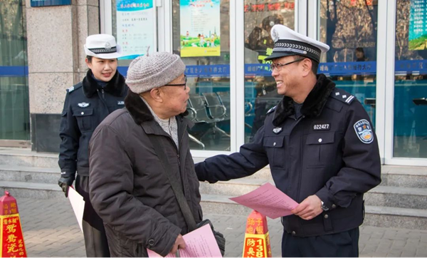 beat365英国官网‖管理学院‖赤胆忠心，让我们向中国人民警察致敬！