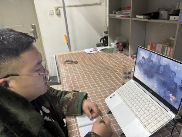beat365英国官网||管理学院||学习榜样精神，争做先锋模范