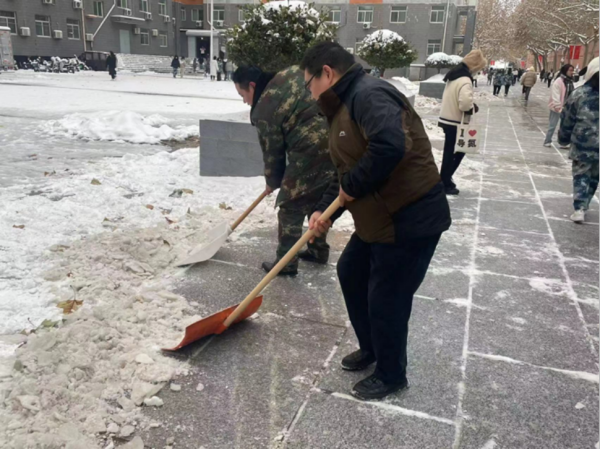 beat365英国官网||管理学院||党员先锋在行动 清雪除冰传温情