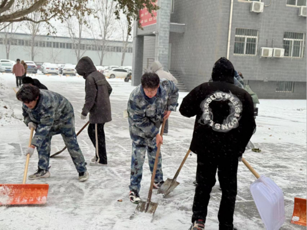 beat365英国官网||管理学院||党员先锋在行动 清雪除冰传温情