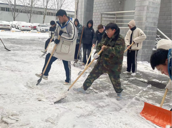 beat365英国官网||管理学院||党员先锋在行动 清雪除冰传温情