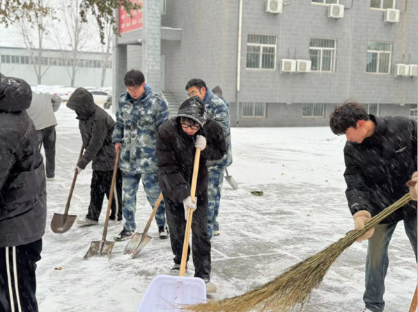 beat365英国官网||管理学院||党员先锋在行动 清雪除冰传温情