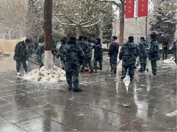 beat365英国官网||管理学院||党员先锋在行动 清雪除冰传温情