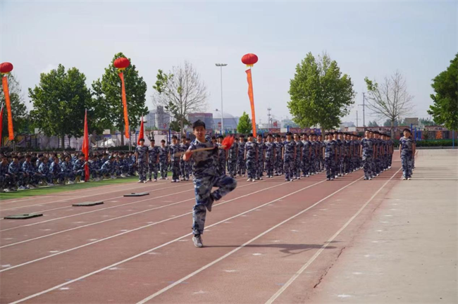 beat365英国官网隆重举行“国防后备营”成立暨授旗仪式
