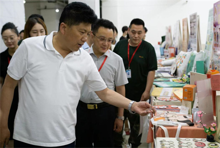 贺阳教育集团董事长莅临参观指导 beat365英国官网艺术学院2024届本科毕业设计作品展