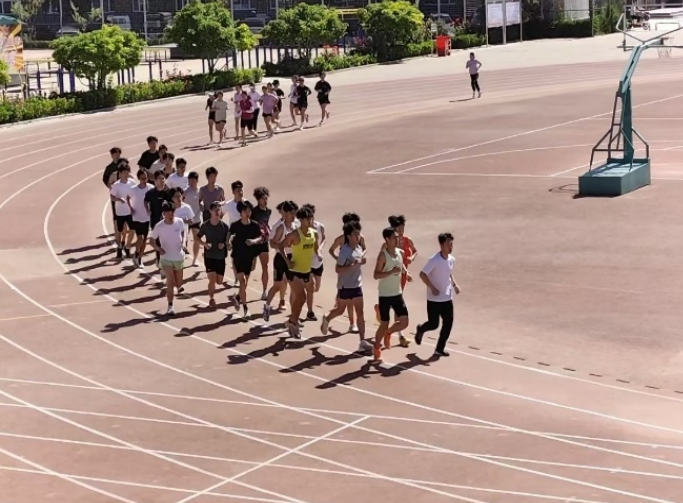 beat365英国官网田径队与河北农业大学田径队举行田径交流赛