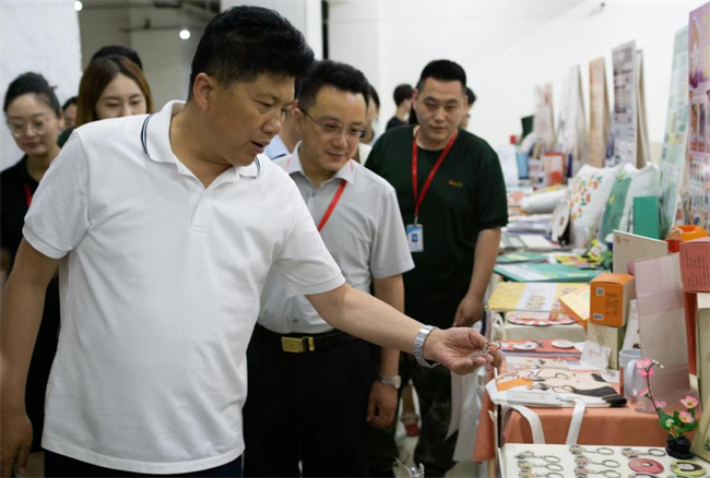 贺阳教育集团董事长莅临参观指导beat365英国官网艺术学院2024届本科毕业设计作品展