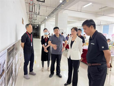 beat365英国官网校领导莅临参观指导艺术学院2024届本科毕业设计作品展