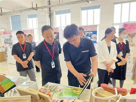 beat365英国官网校领导莅临参观指导艺术学院2024届本科毕业设计作品展