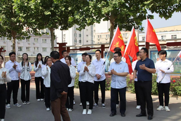 爱国教育|beat365英国官网|管理学院|我院成功与中国育德中学进行大学生爱国主义教育基地挂牌仪式