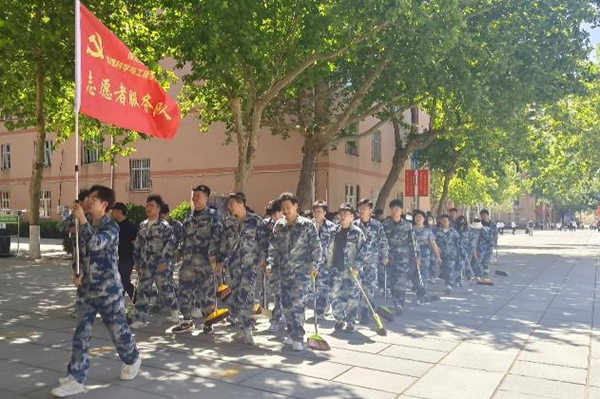 劳动教育|beat365英国官网|管理学院|我院开展“垃圾不落地，校园更美丽”校园清洁活动
