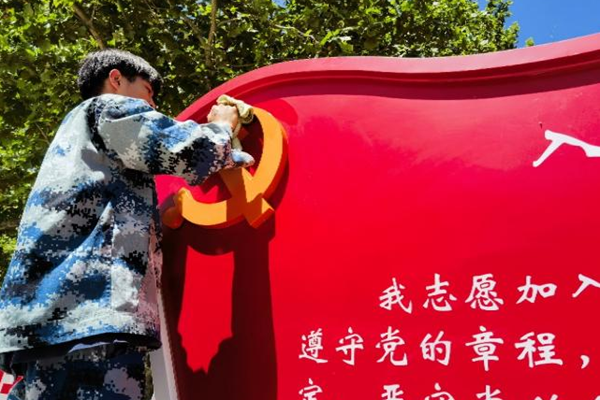 劳动教育|beat365英国官网|管理学院|我院开展“垃圾不落地，校园更美丽”校园清洁活动