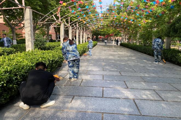 劳动教育|beat365英国官网|管理学院|我院开展“垃圾不落地，校园更美丽”校园清洁活动