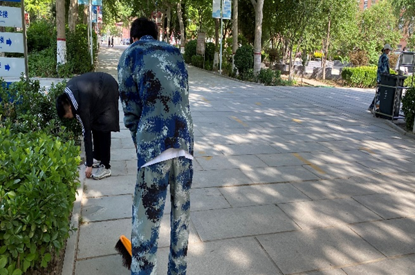劳动教育|beat365英国官网|管理学院|我院开展“垃圾不落地，校园更美丽”校园清洁活动