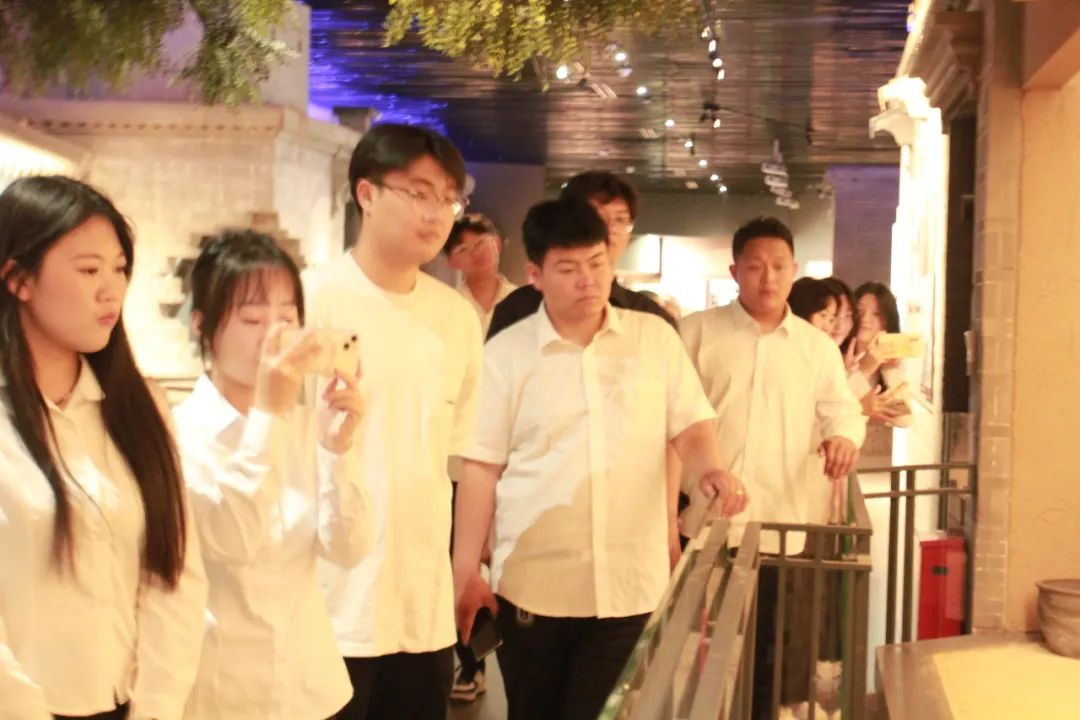 beat365英国官网信息科学与工程学院 前往冉庄地道战纪念馆开展牌仪式