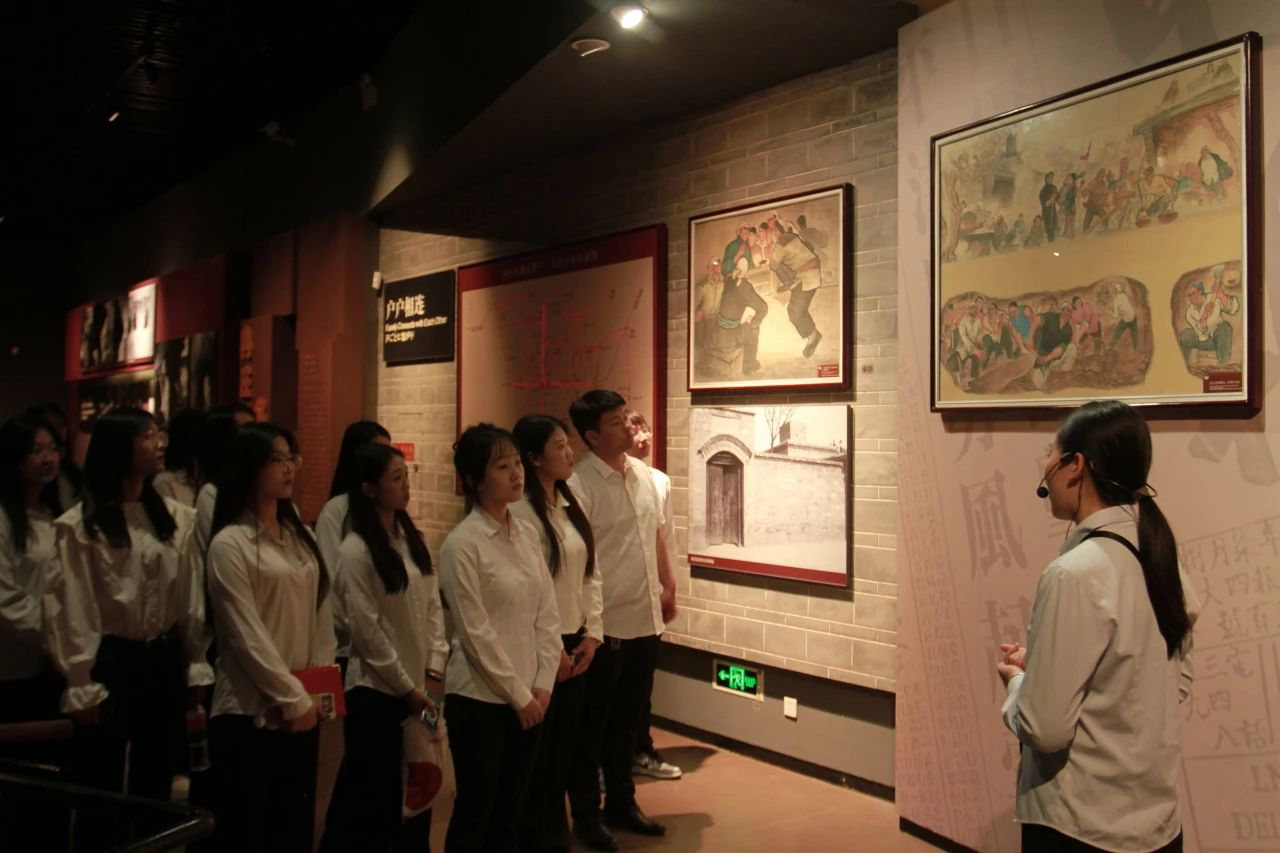 beat365英国官网信息科学与工程学院 前往冉庄地道战纪念馆开展牌仪式