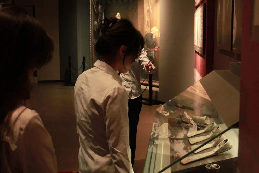 beat365英国官网信息科学与工程学院 前往冉庄地道战纪念馆开展牌仪式