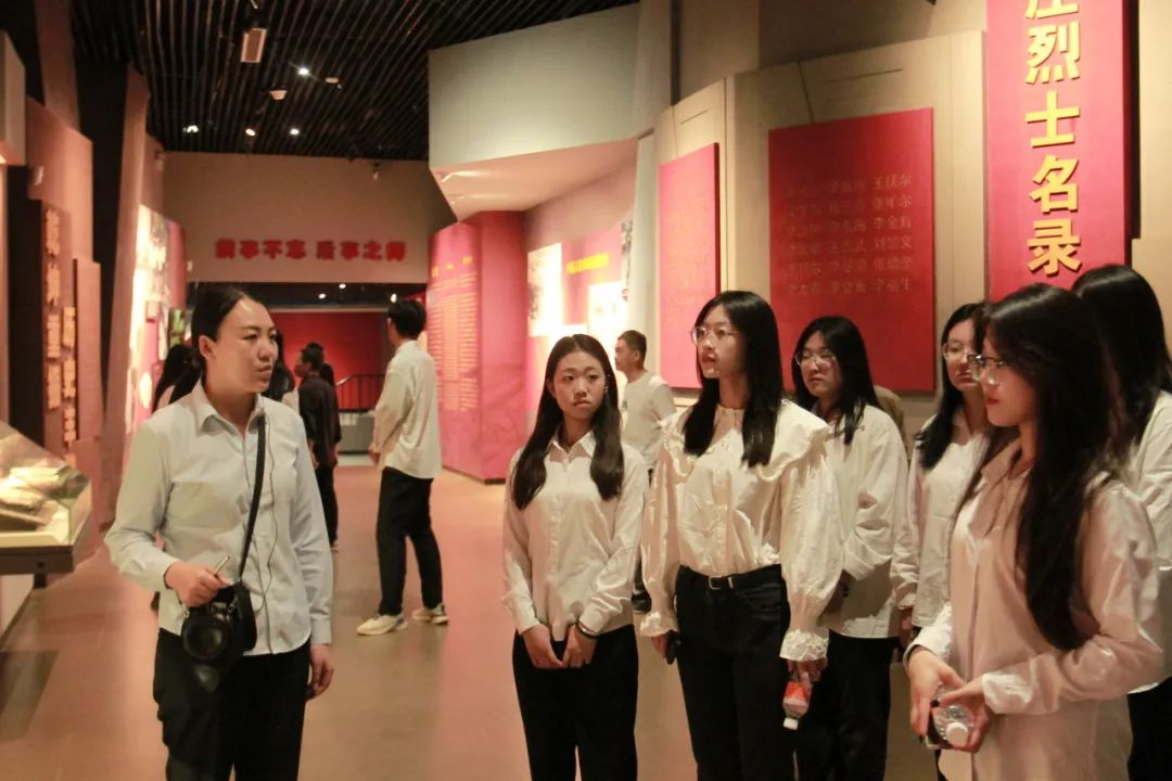 beat365英国官网信息科学与工程学院 前往冉庄地道战纪念馆开展牌仪式