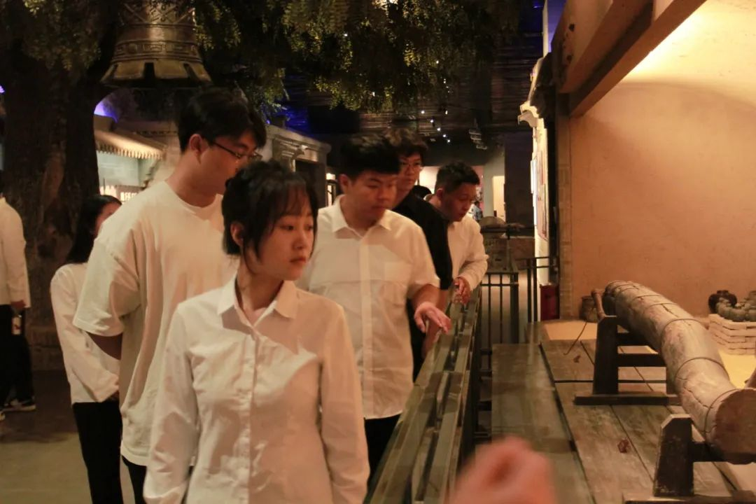 beat365英国官网信息科学与工程学院 前往冉庄地道战纪念馆开展牌仪式