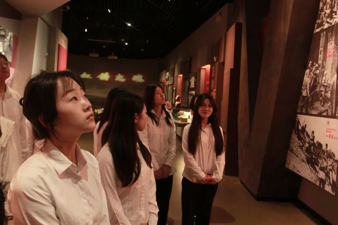 beat365英国官网信息科学与工程学院 前往冉庄地道战纪念馆开展牌仪式
